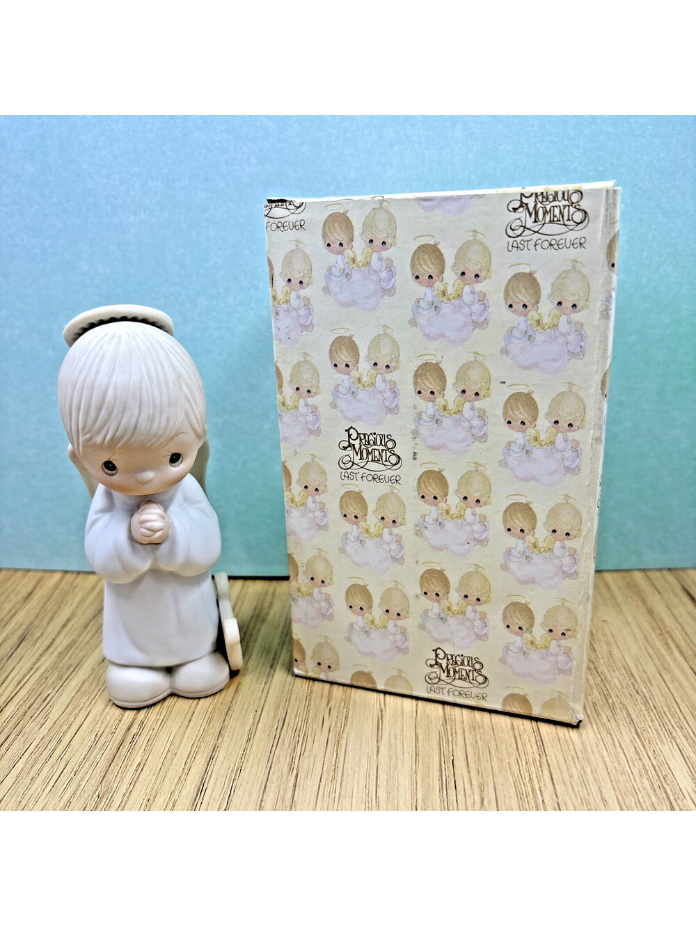 Precious Moments  #E5639 "Isn't He Wonderful" Kneeling Angel w/original box 1980